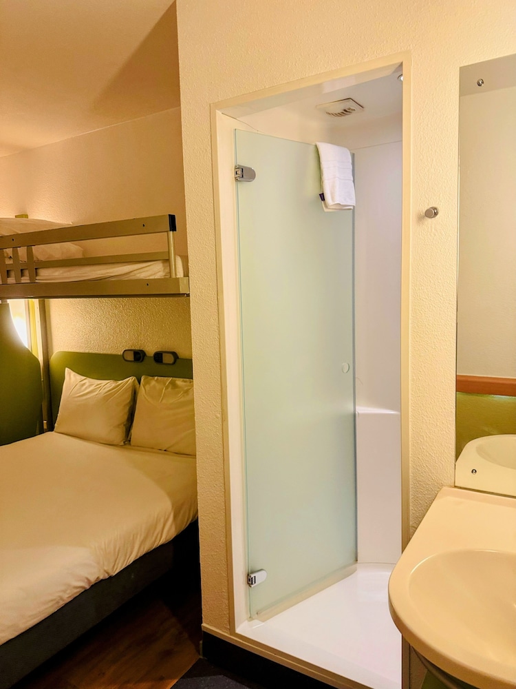 Habitación triple con una cama doble y una litera individual del hotel Ibis Budget Sheffield Arena. Foto 5