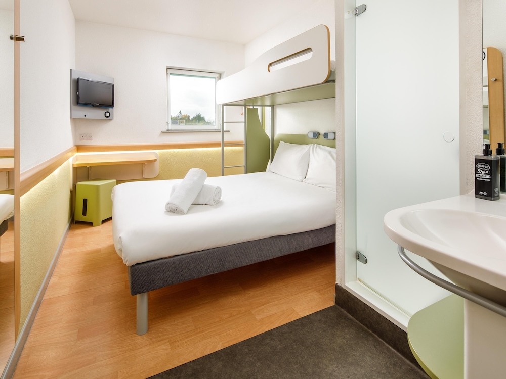 Habitación triple con una cama doble y una litera individual del hotel Ibis Budget Sheffield Arena. Foto 6