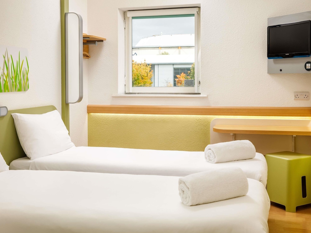 Habitación estándar con 2 camas individuales del hotel Ibis Budget Sheffield Arena. Foto 3