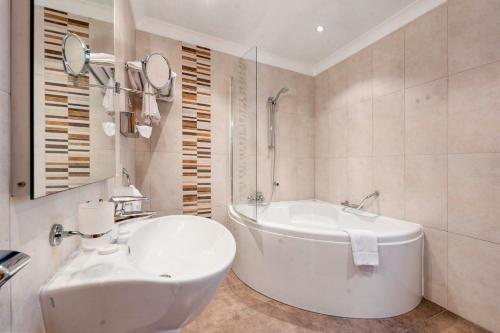 Suite Junior con vistas al mar del hotel Paradise Bay Resort. Foto 6