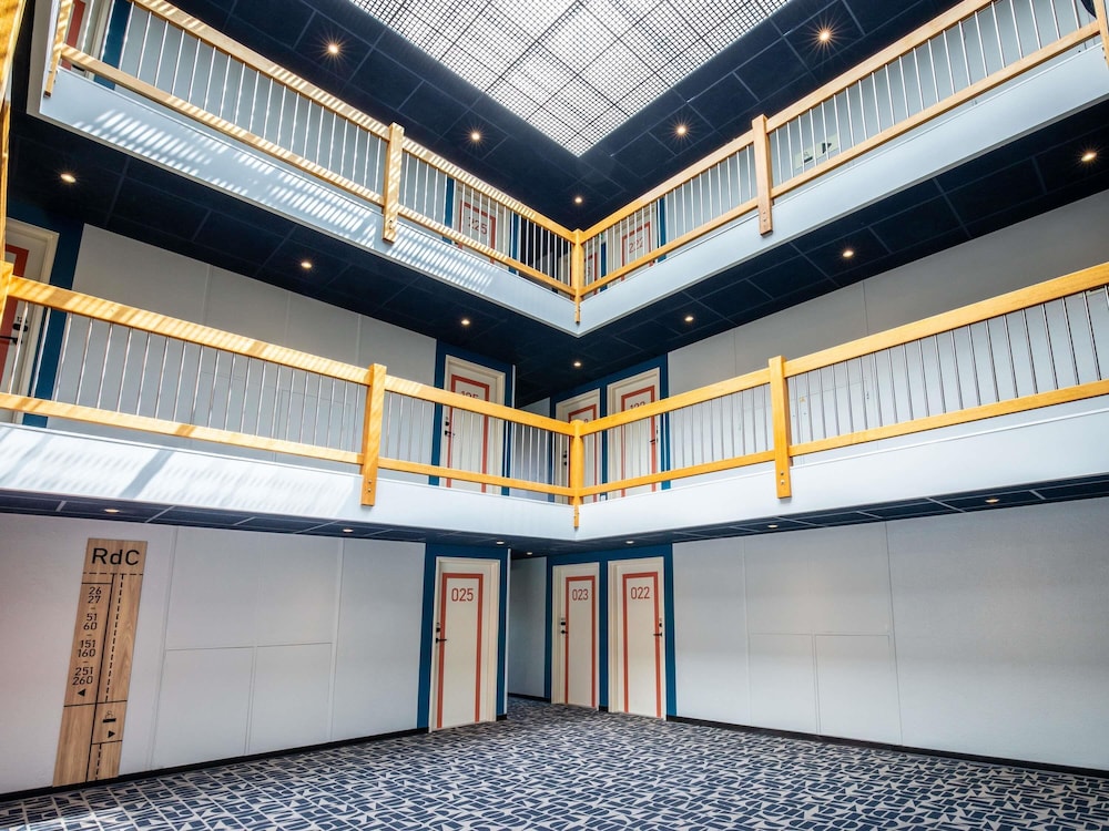 Habitación con una cama grande y una litera del hotel Ibis Budget Marne La Vallée. Foto 3