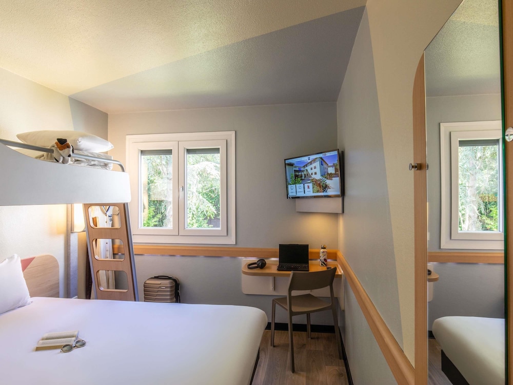 Habitación con una cama grande y una litera del hotel Ibis Budget Marne La Vallée. Foto 4