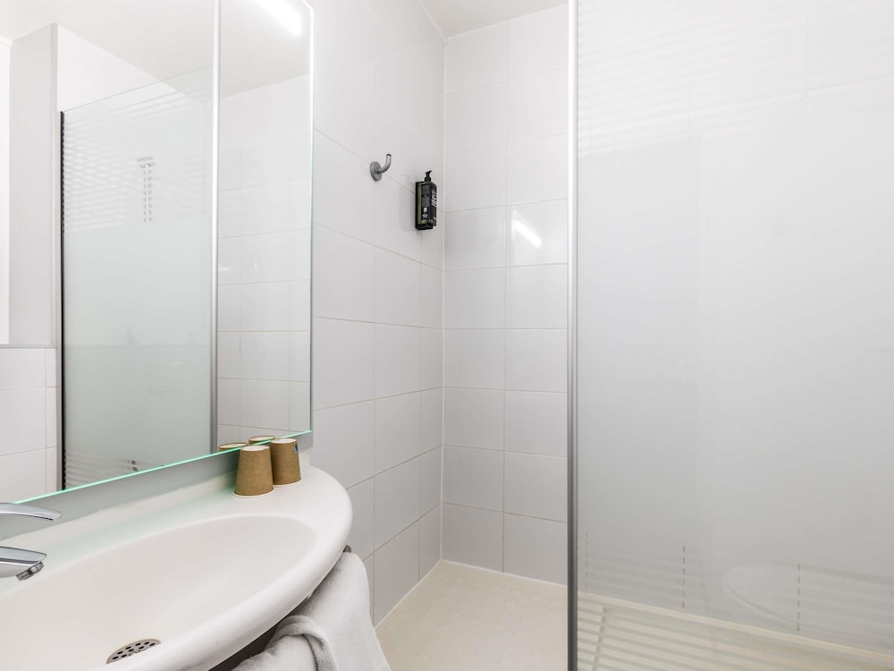 Habitación con una cama grande y una litera del hotel Ibis Budget Marne La Vallée. Foto 5