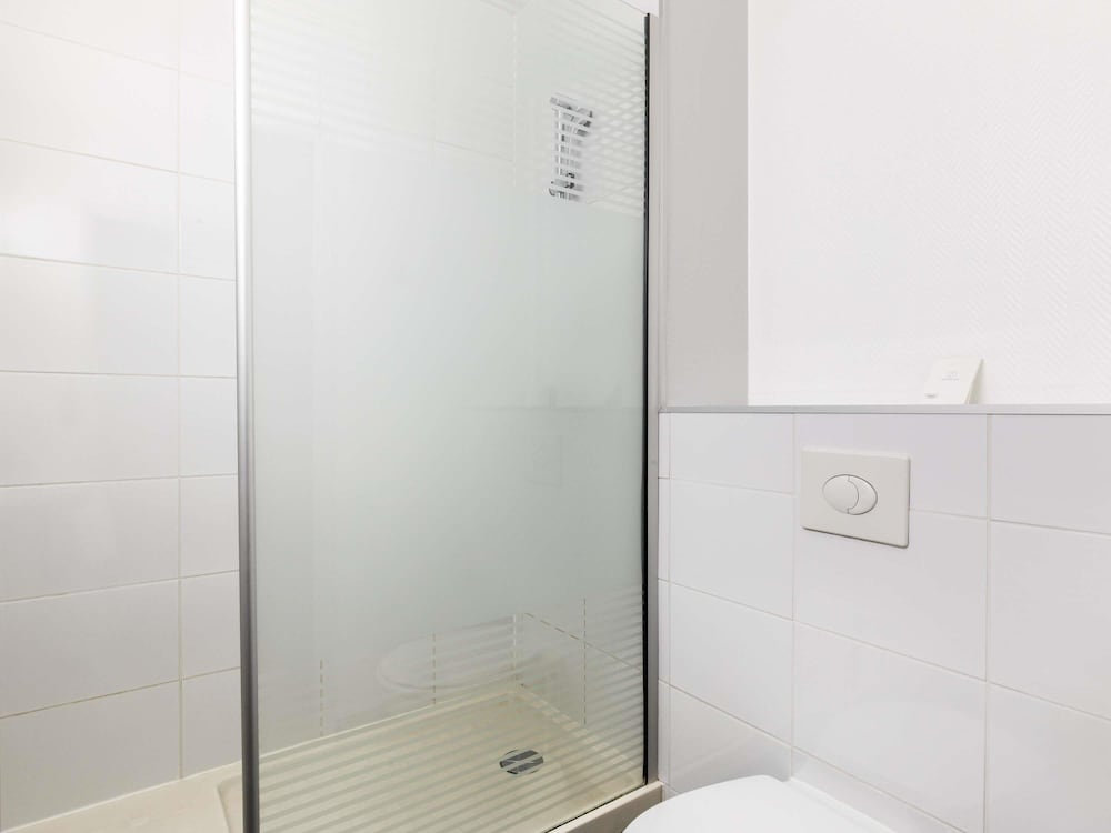 Habitación con una cama grande y una litera del hotel Ibis Budget Marne La Vallée. Foto 6