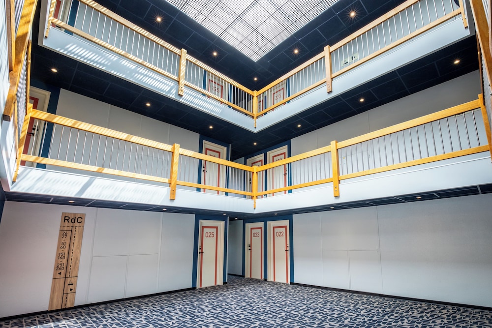 Habitación con una cama grande y una litera del hotel Ibis Budget Marne La Vallée. Foto 7