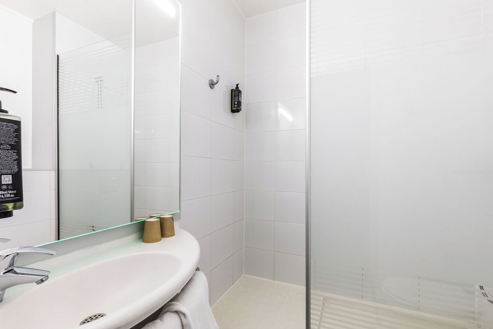 Habitación con una cama grande y una litera del hotel Ibis Budget Marne La Vallée. Foto 9