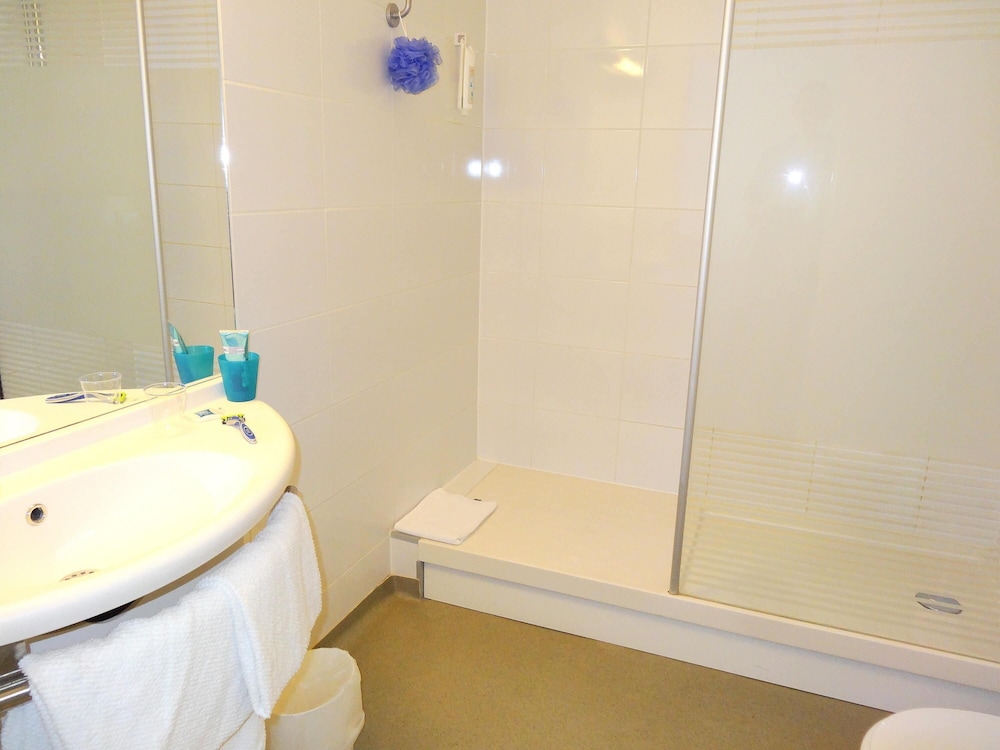 Habitacion Standard con 1 cama doble del hotel Ibis Budget Marne La Vallée. Foto 1