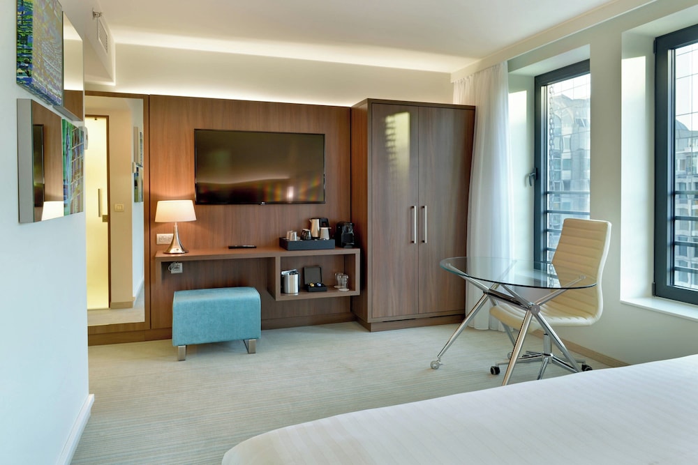 Habitación ejecutiva, 1 cama de matrimonio grande del hotel Courtyard By Marriott Brussels Eu. Foto 4