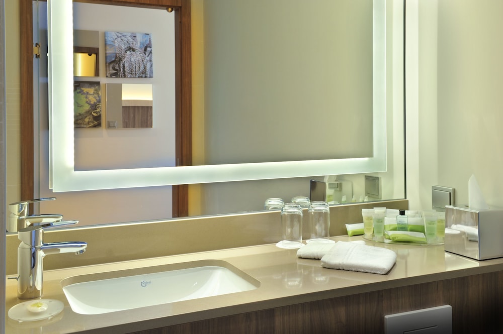 Habitación superior, 1 cama de matrimonio grande del hotel Courtyard By Marriott Brussels Eu. Foto 4