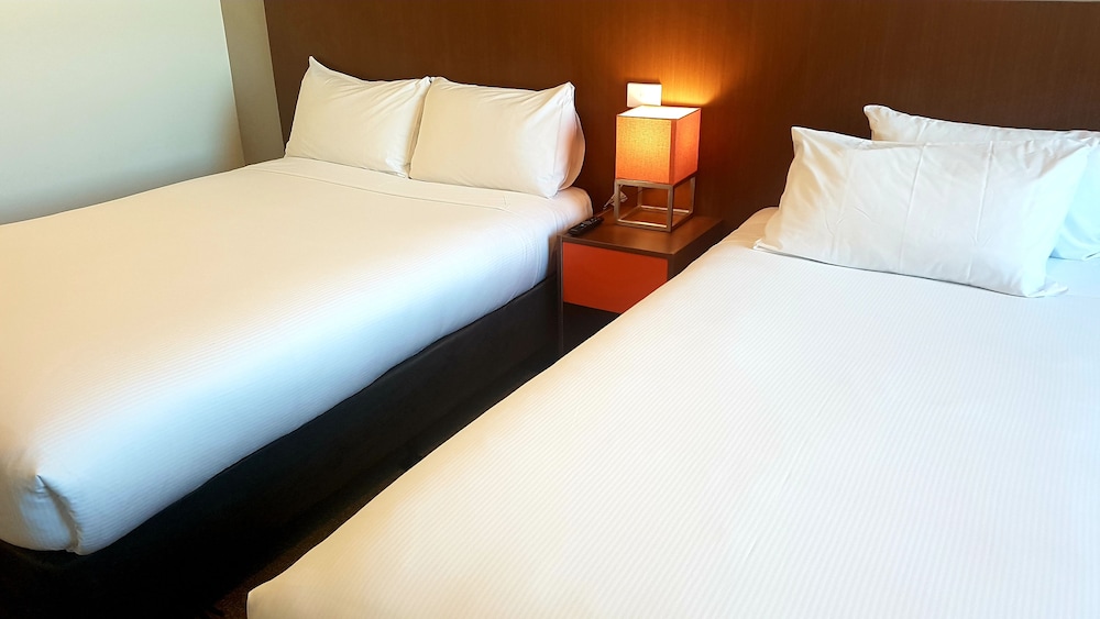 Habitación Estándar Twin con 1 Cama Doble y 1 Cama Individual del hotel Ibis Brisbane Airport. Foto 1