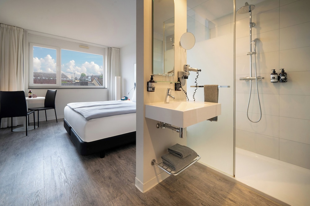 Habitación doble 1 Cama king Con Vistas 2 Camas individuales del hotel Innside By Meliá Aachen. Foto 15