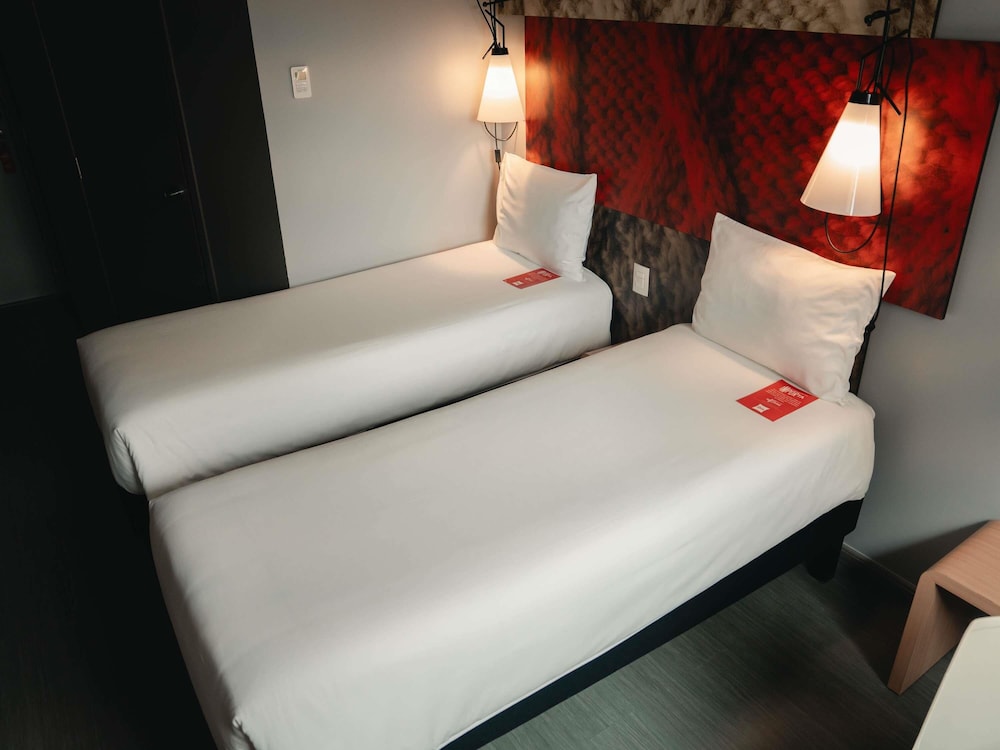 Habitación con 2 camas individuales del hotel Ibis Lima Reducto Miraflores. Foto 6