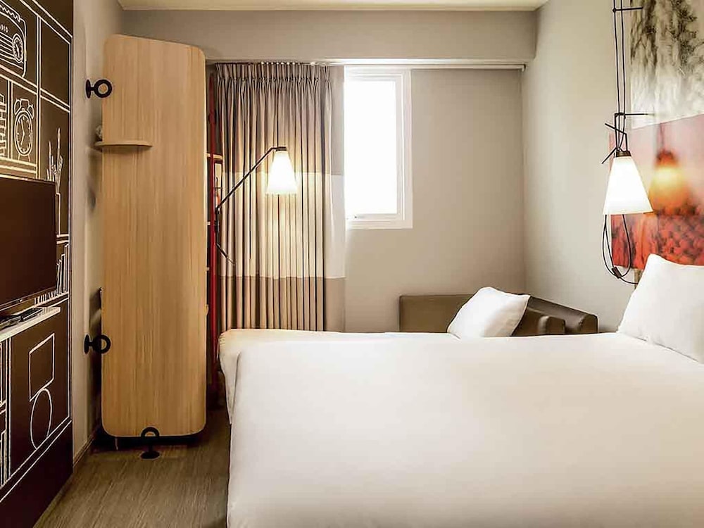 Habitación con 1 cama doble y 1 cama adicional para niños del hotel Ibis Lima Reducto Miraflores