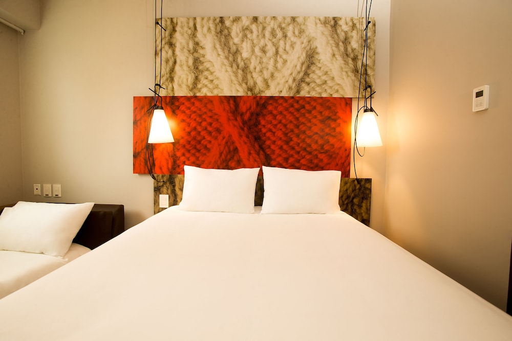 Habitación con 1 cama doble y 1 cama adicional para niños del hotel Ibis Lima Reducto Miraflores. Foto 1