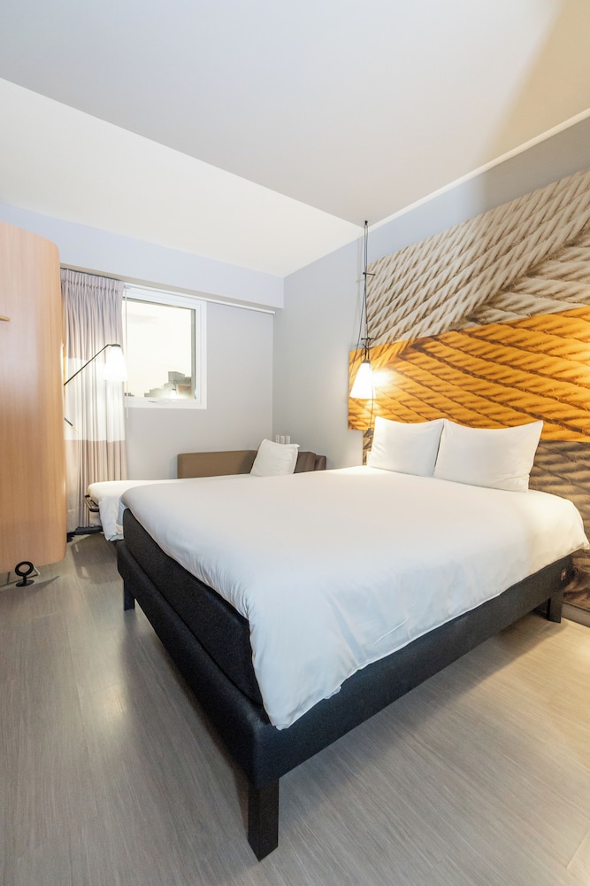Habitación con 1 cama doble y 1 cama adicional para niños del hotel Ibis Lima Reducto Miraflores. Foto 4