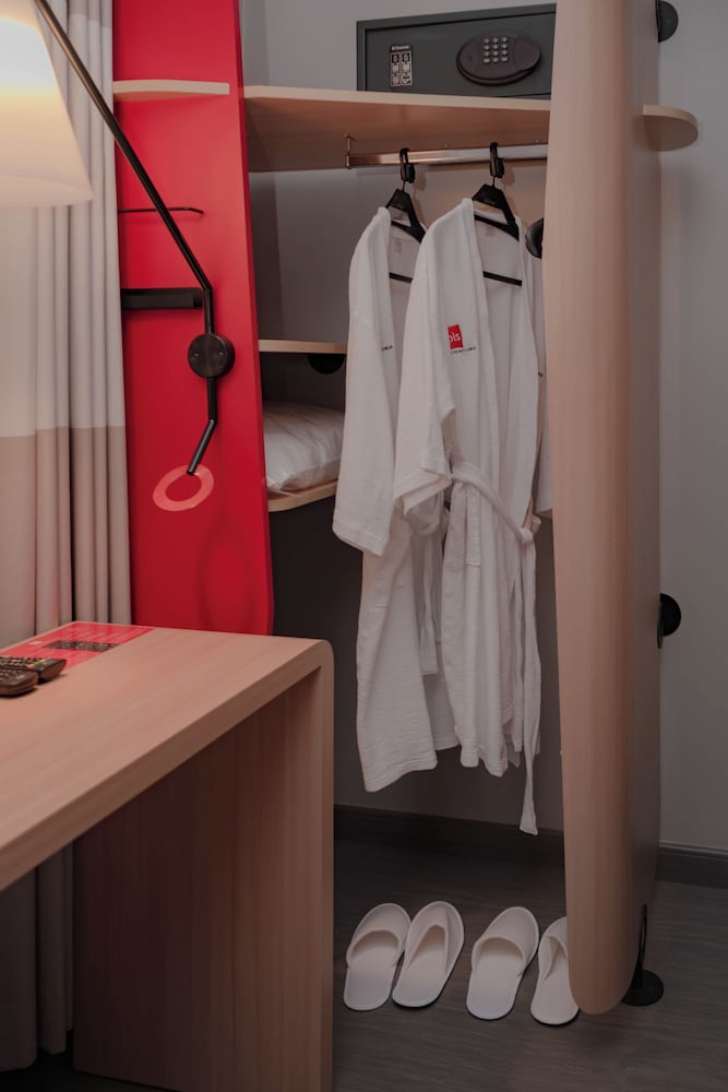 Habitación con 1 cama doble y 1 cama adicional para niños del hotel Ibis Lima Reducto Miraflores. Foto 6
