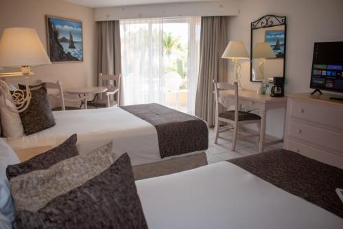 Habitación Estándar con vistas parciales al océano y 2 camas dobles del hotel Posada Real
