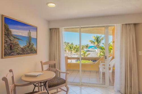Habitación Estándar con vistas parciales al océano y 2 camas dobles del hotel Posada Real. Foto 1
