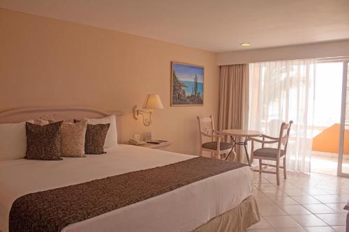Habitación Estándar con vistas parciales al mar - 1 cama extragrande del hotel Posada Real. Foto 8