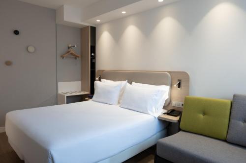 Habitación estándar con cama grande y sofá cama individual - Desayuno gratuito del hotel Holiday Inn Express Logroño Rioja. Foto 1