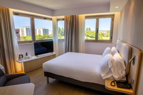 Habitación Queen Estándar adaptada para personas con movilidad reducida con desayuno gratuito del hotel Holiday Inn Express Logroño Rioja. Foto 1