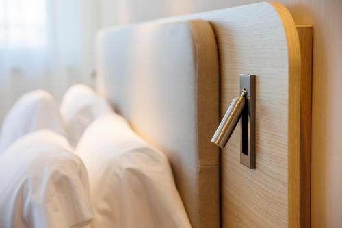 Habitación Queen Estándar adaptada para personas con movilidad reducida con desayuno gratuito del hotel Holiday Inn Express Logroño Rioja. Foto 2