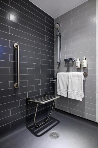 Habitación Queen Estándar adaptada para personas con movilidad reducida con desayuno gratuito del hotel Holiday Inn Express Logroño Rioja. Foto 5