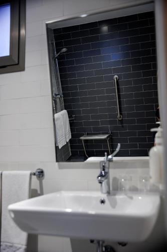 Habitación Queen Estándar adaptada para personas con movilidad reducida con desayuno gratuito del hotel Holiday Inn Express Logroño Rioja. Foto 6