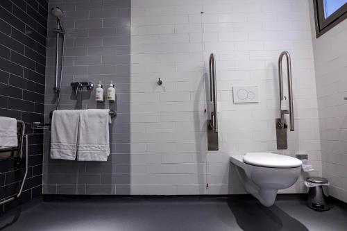 Habitación Queen Estándar adaptada para personas con movilidad reducida con desayuno gratuito del hotel Holiday Inn Express Logroño Rioja. Foto 8