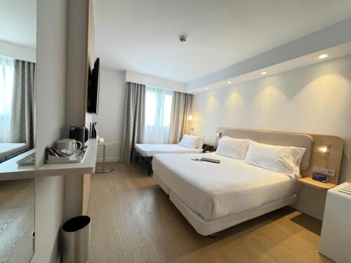 Habitación estándar con cama grande y sofá cama individual - Desayuno gratuito del hotel Holiday Inn Express Logroño Rioja. Foto 4