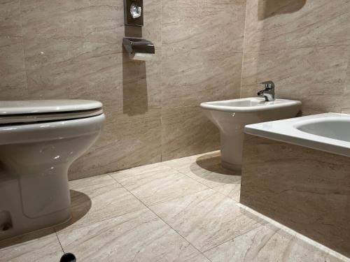 Habitación estándar con cama grande y sofá cama individual - Desayuno gratuito del hotel Holiday Inn Express Logroño Rioja. Foto 8