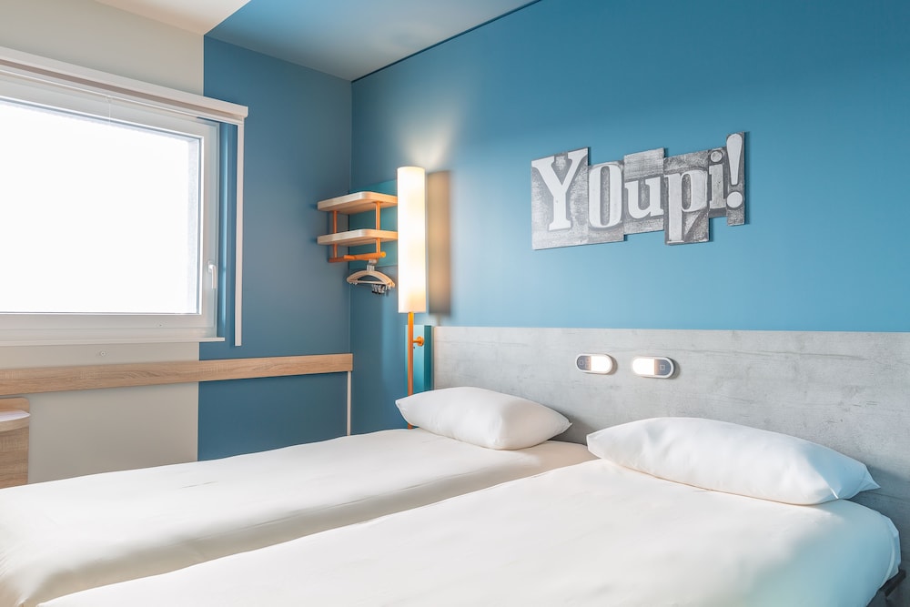 Habitación con dos camas del hotel Ibis Budget Genève Palexpo Aéroport. Foto 1