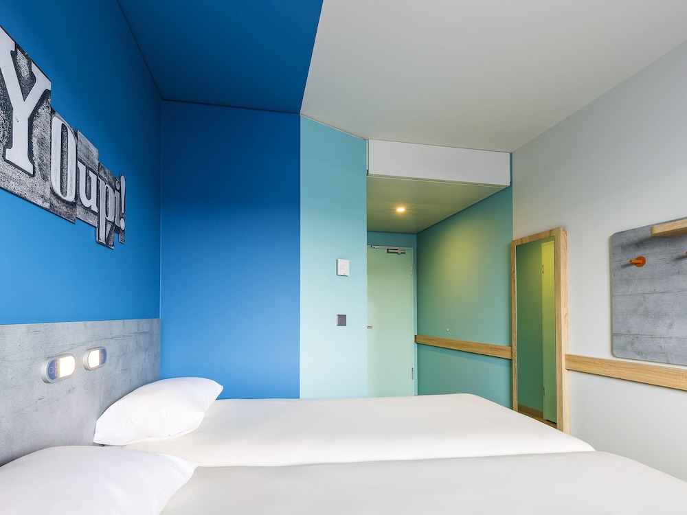 Habitación con dos camas del hotel Ibis Budget Genève Palexpo Aéroport. Foto 3