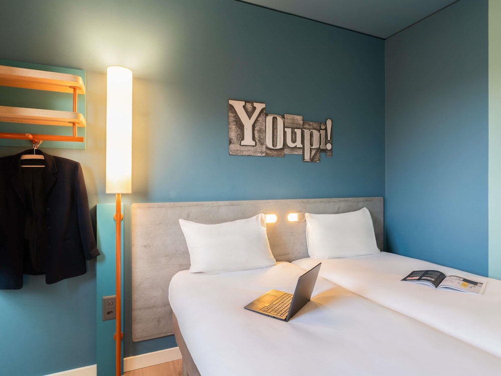 Habitación con dos camas del hotel Ibis Budget Genève Palexpo Aéroport. Foto 6