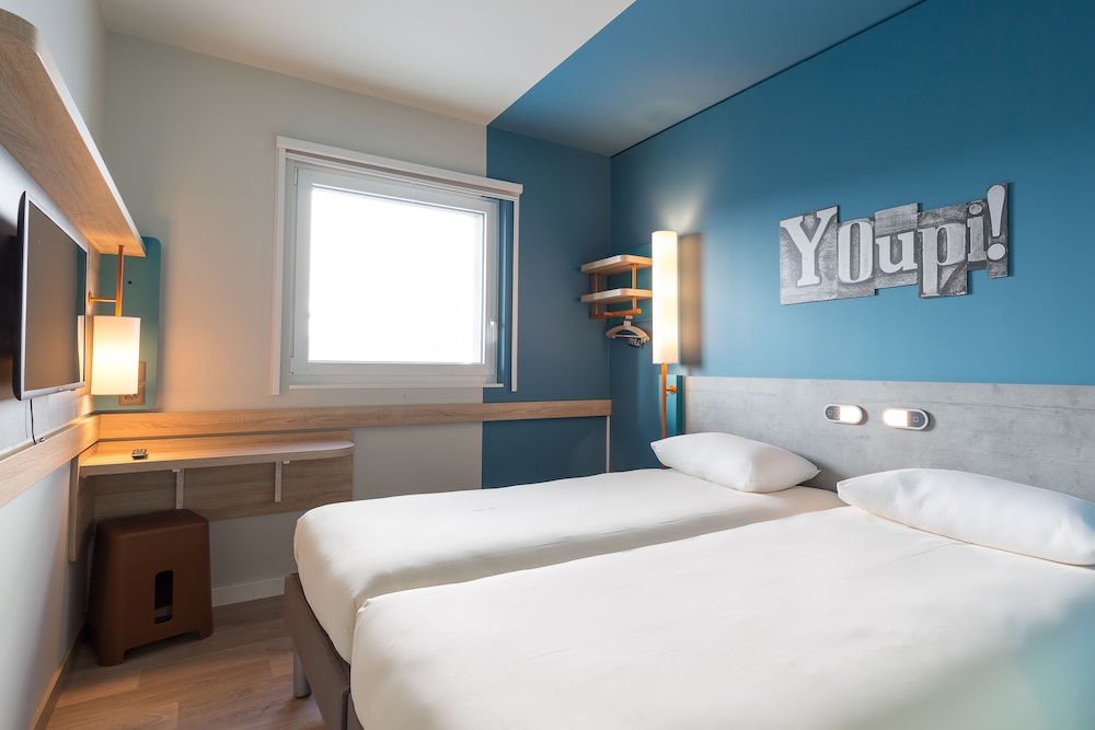 Habitación con dos camas del hotel Ibis Budget Genève Palexpo Aéroport. Foto 8