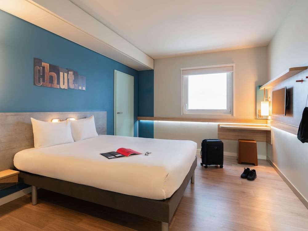 Habitación con una cama de gran tamaño y litera elevada del hotel Ibis Budget Genève Palexpo Aéroport
