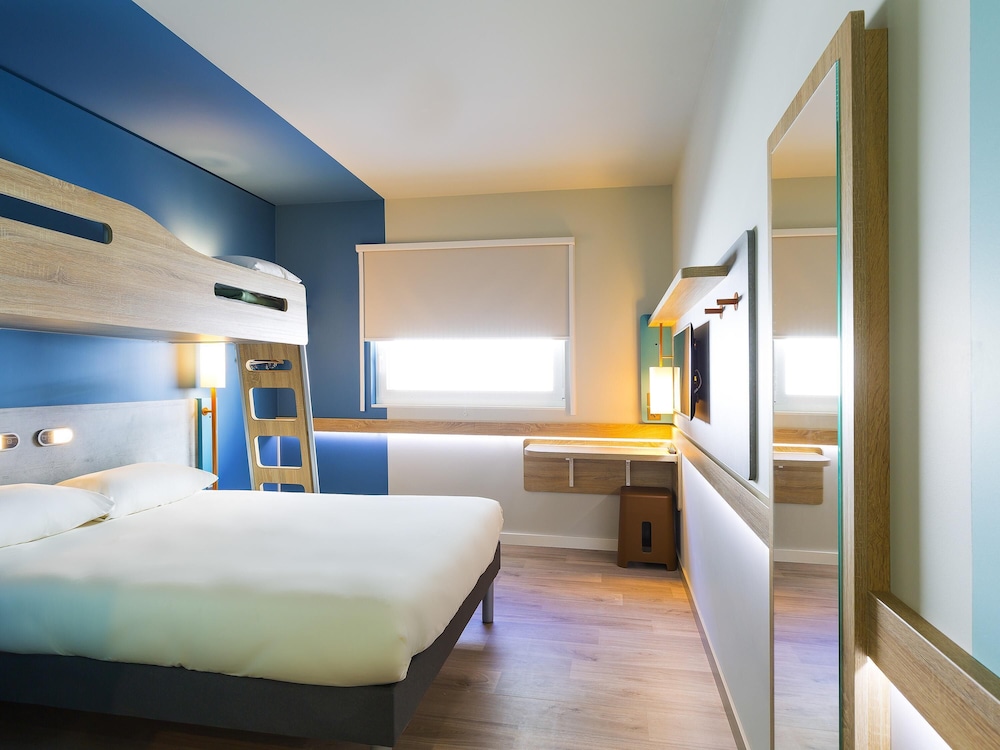 Habitación con una cama de gran tamaño y litera elevada del hotel Ibis Budget Genève Palexpo Aéroport. Foto 3