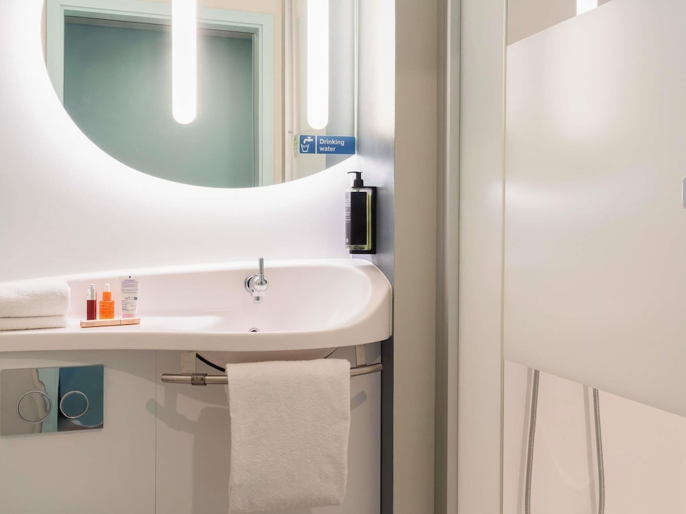 Habitación con una cama de gran tamaño y litera elevada del hotel Ibis Budget Genève Palexpo Aéroport. Foto 5