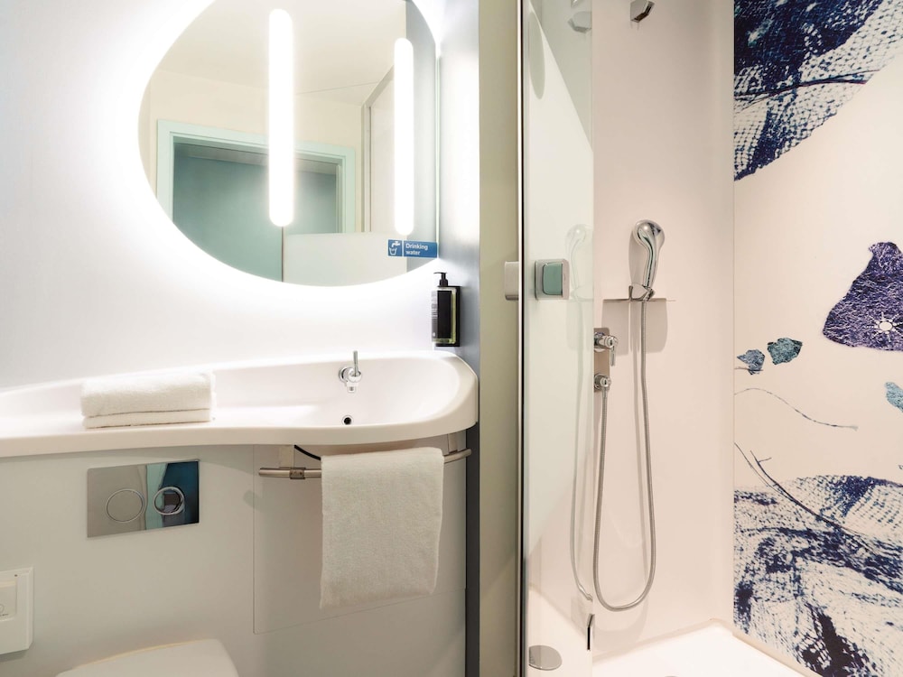 Habitación con una cama de gran tamaño y litera elevada del hotel Ibis Budget Genève Palexpo Aéroport. Foto 6