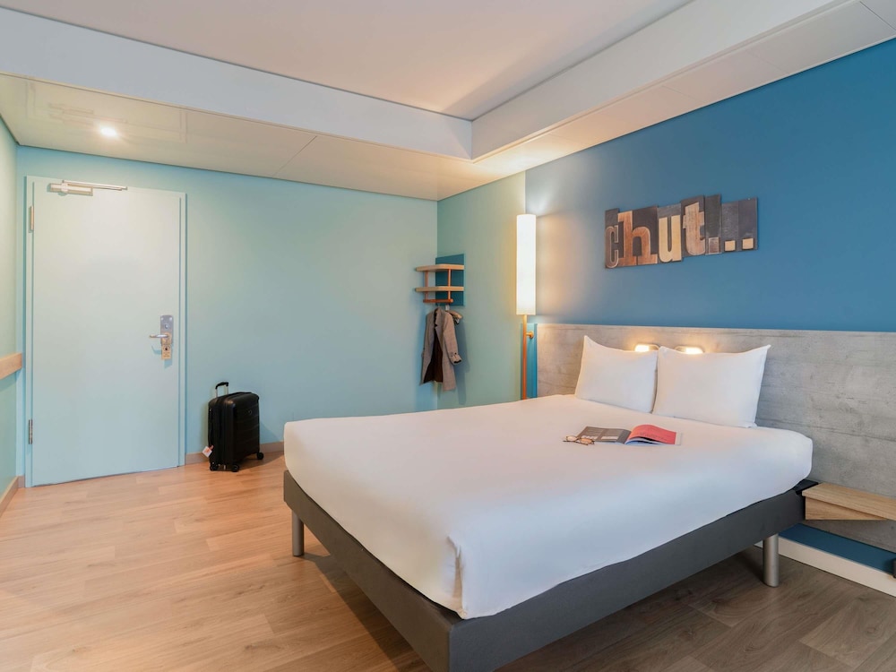 Habitación con una cama de gran tamaño y litera elevada del hotel Ibis Budget Genève Palexpo Aéroport. Foto 9