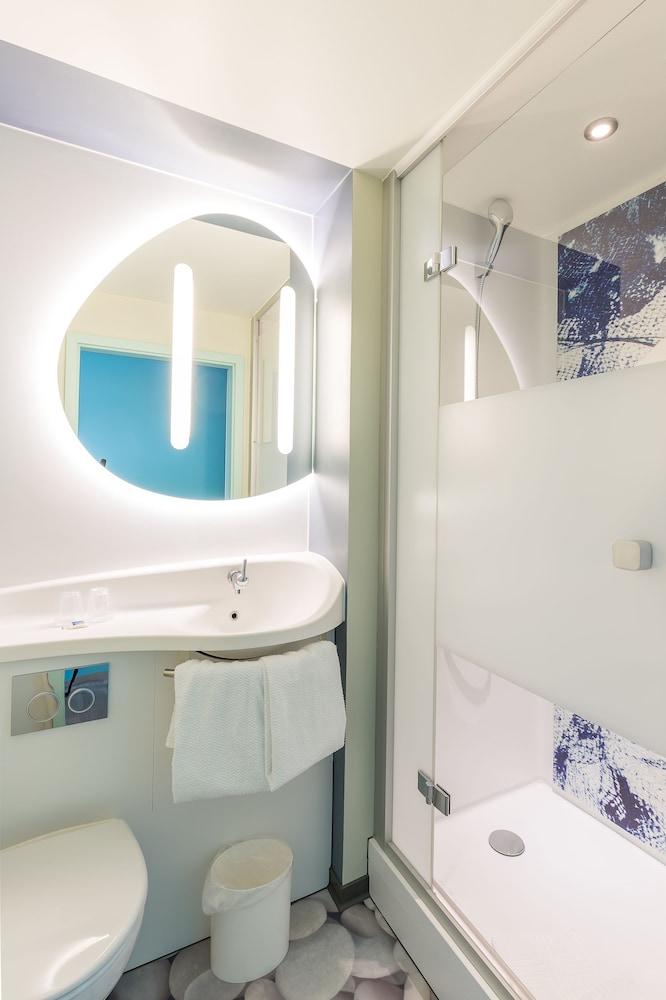 Habitación con una cama de gran tamaño y litera elevada del hotel Ibis Budget Genève Palexpo Aéroport. Foto 10
