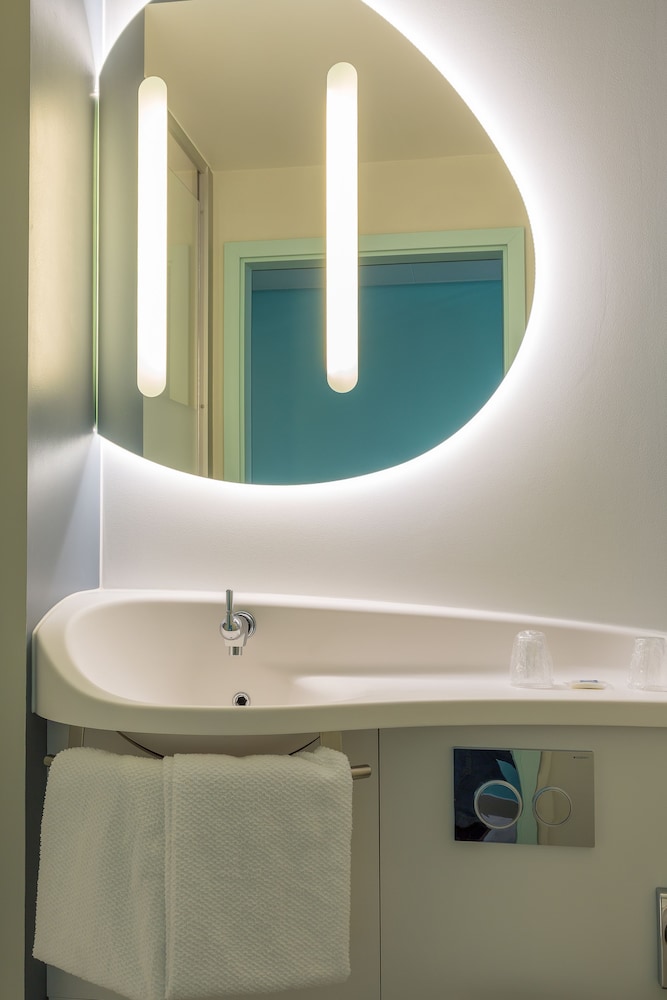 Habitación con una cama de gran tamaño y litera elevada del hotel Ibis Budget Genève Palexpo Aéroport. Foto 11