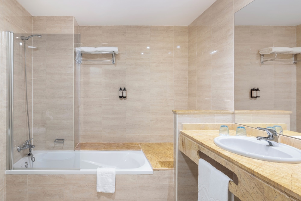 Deluxe Hydro Superior Room Sea View del hotel Garden Playanatural Hotel & Spa -Only Adults. Foto 4
