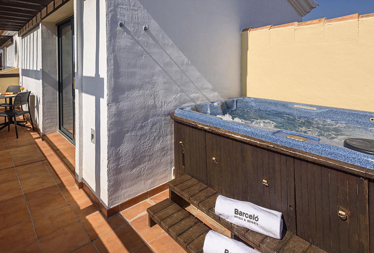 Junior suite Jacuzzi del hotel Barceló Costa Ballena Golf and Spa. Foto 2