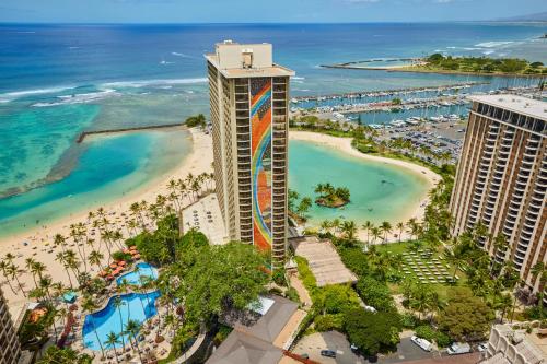 Alojamiento con cama extragrande, vistas al mar y ducha a ras de suelo adaptada para personas de movilidad reducida del hotel Hilton Hawaiian Village Waikiki Beach Resort