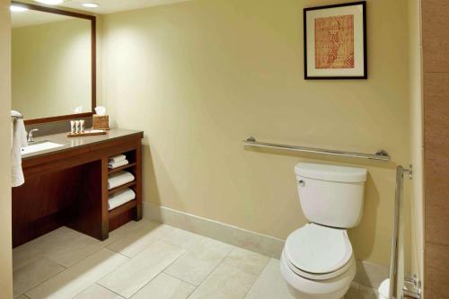 Alojamiento con vistas al complejo, 2 camas dobles y ducha a ras de suelo adaptada para personas de movilidad reducida del hotel Hilton Hawaiian Village Waikiki Beach Resort. Foto 4
