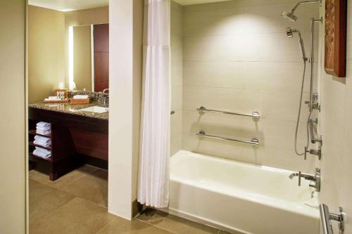Habitación Ali'i Tower con cama extragrande, bañera adaptada para personas de movilidad reducida y vistas al resort del hotel Hilton Hawaiian Village Waikiki Beach Resort. Foto 1