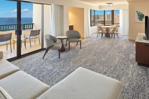 Suite Esquinera Tapa Collection de 1 dormitorio con vistas al mar - 2 camas grandes del hotel Hilton Hawaiian Village Waikiki Beach Resort. Foto 1