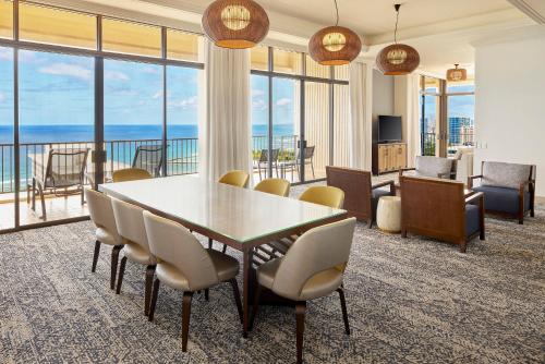 Salón Presidencial con vistas al mar del hotel Hilton Hawaiian Village Waikiki Beach Resort. Foto 7