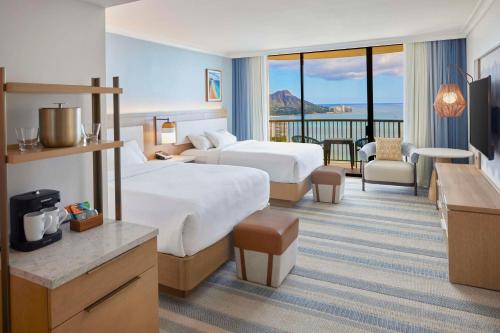 Habitación con 2 camas grandes y frente al mar - Planta superior del hotel Hilton Hawaiian Village Waikiki Beach Resort. Foto 1